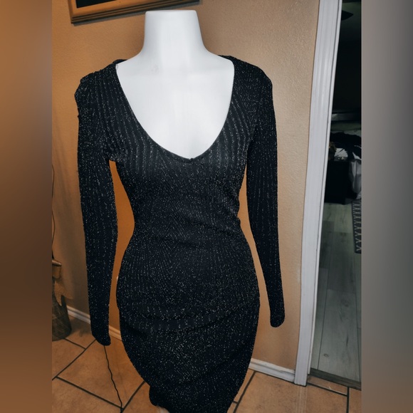 Dresses & Skirts - Black Midi dress